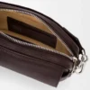 Kleine Pebble Messenger Bag aus geschmeidigem genarbtem Kalbsleder Oxblood