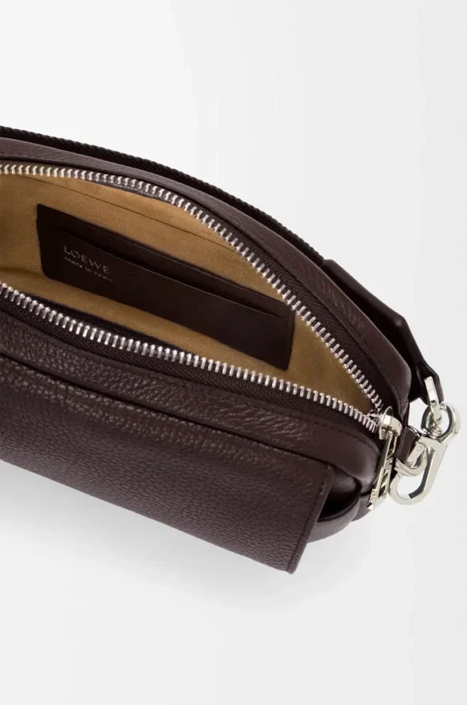 Kleine Pebble Messenger Bag aus geschmeidigem genarbtem Kalbsleder Oxblood
