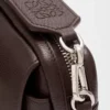 Kleine Pebble Messenger Bag aus geschmeidigem genarbtem Kalbsleder Oxblood