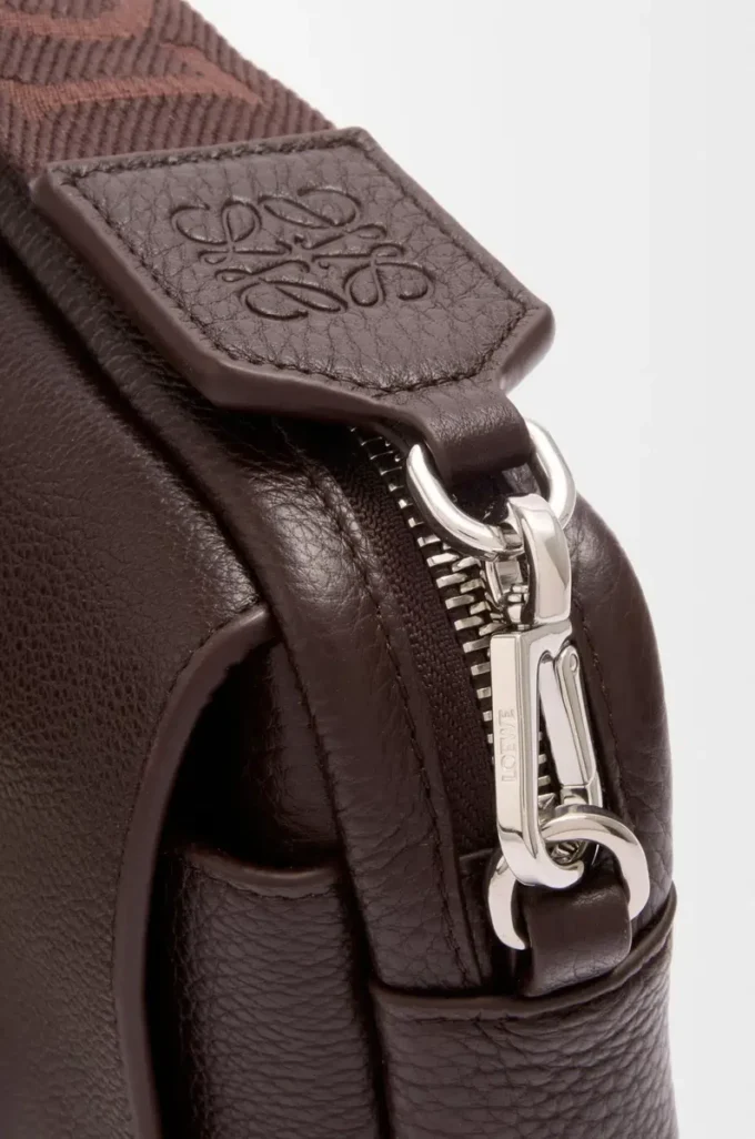 Kleine Pebble Messenger Bag aus geschmeidigem genarbtem Kalbsleder Oxblood