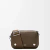 Kleine Pebble Messenger Bag aus geschmeidigem genarbtem Kalbsleder Tundra