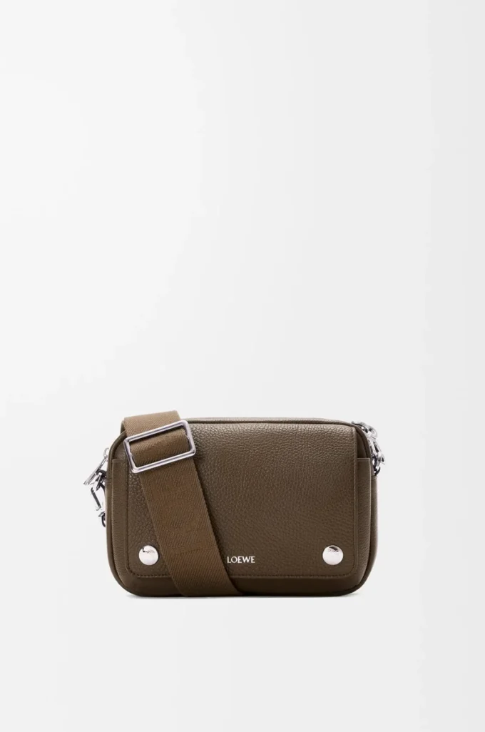Kleine Pebble Messenger Bag aus geschmeidigem genarbtem Kalbsleder Tundra