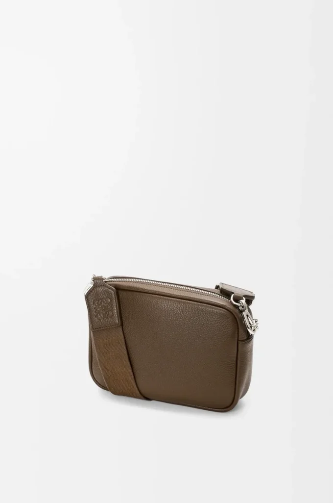 Kleine Pebble Messenger Bag aus geschmeidigem genarbtem Kalbsleder Tundra