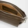 Kleine Pebble Messenger Bag aus geschmeidigem genarbtem Kalbsleder Tundra