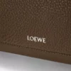 Kleine Pebble Messenger Bag aus geschmeidigem genarbtem Kalbsleder Tundra