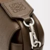 Kleine Pebble Messenger Bag aus geschmeidigem genarbtem Kalbsleder Tundra