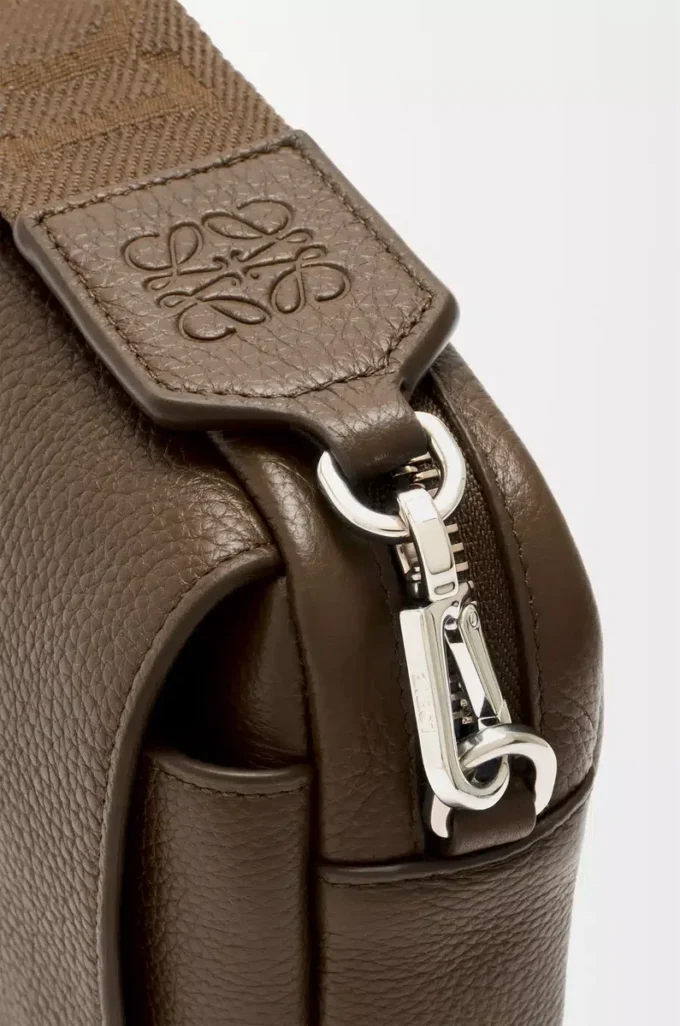 Kleine Pebble Messenger Bag aus geschmeidigem genarbtem Kalbsleder Tundra