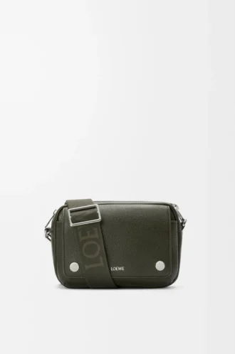 Kleine Pebble-Messengertasche aus geschmeidigem genarbtem Kalbsleder in Dark Khaki