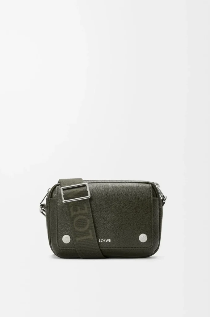 Kleine Pebble-Messengertasche aus geschmeidigem genarbtem Kalbsleder in Dark Khaki