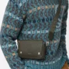 Kleine Pebble-Messengertasche aus geschmeidigem genarbtem Kalbsleder in Dark Khaki