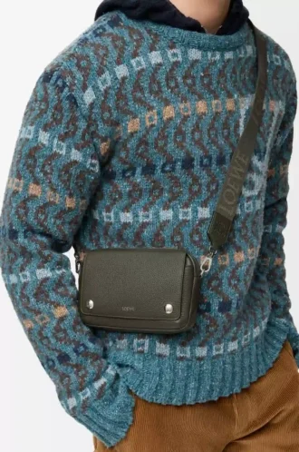 Kleine Pebble-Messengertasche aus geschmeidigem genarbtem Kalbsleder in Dark Khaki