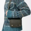 Kleine Pebble-Messengertasche aus geschmeidigem genarbtem Kalbsleder in Dark Khaki