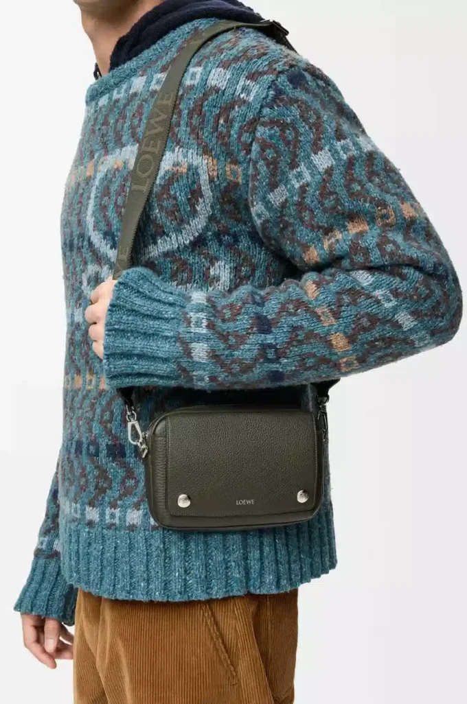 Kleine Pebble-Messengertasche aus geschmeidigem genarbtem Kalbsleder in Dark Khaki