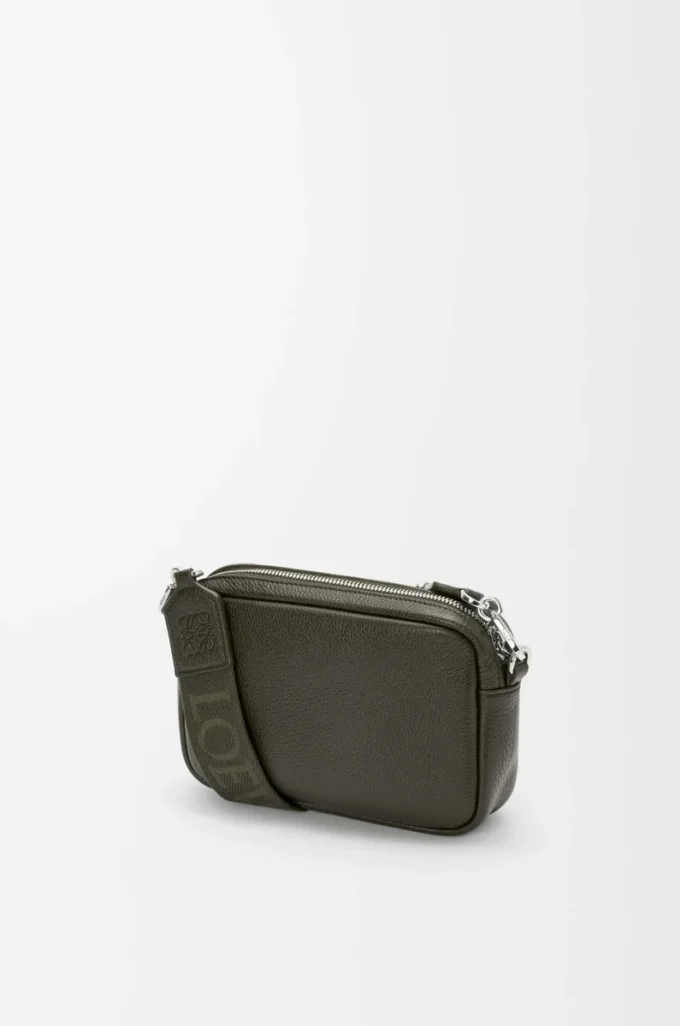 Kleine Pebble-Messengertasche aus geschmeidigem genarbtem Kalbsleder in Dark Khaki