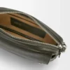 Kleine Pebble-Messengertasche aus geschmeidigem genarbtem Kalbsleder in Dark Khaki