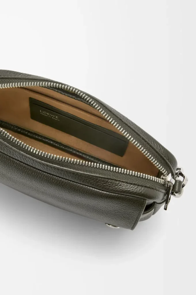 Kleine Pebble-Messengertasche aus geschmeidigem genarbtem Kalbsleder in Dark Khaki