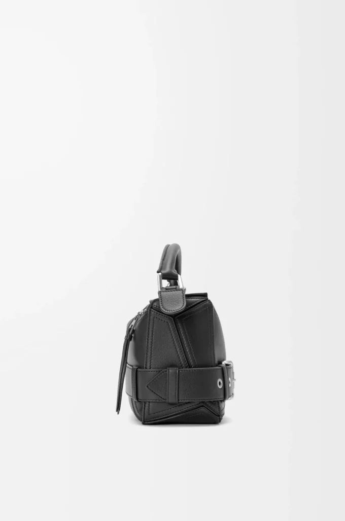 Kleine Puzzle Biker-Tasche aus glänzendem Kalbsleder in Schwarz