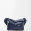 Kleine Puzzle Edge Gürteltasche aus klassischem Kalbsleder in Abyss Blue