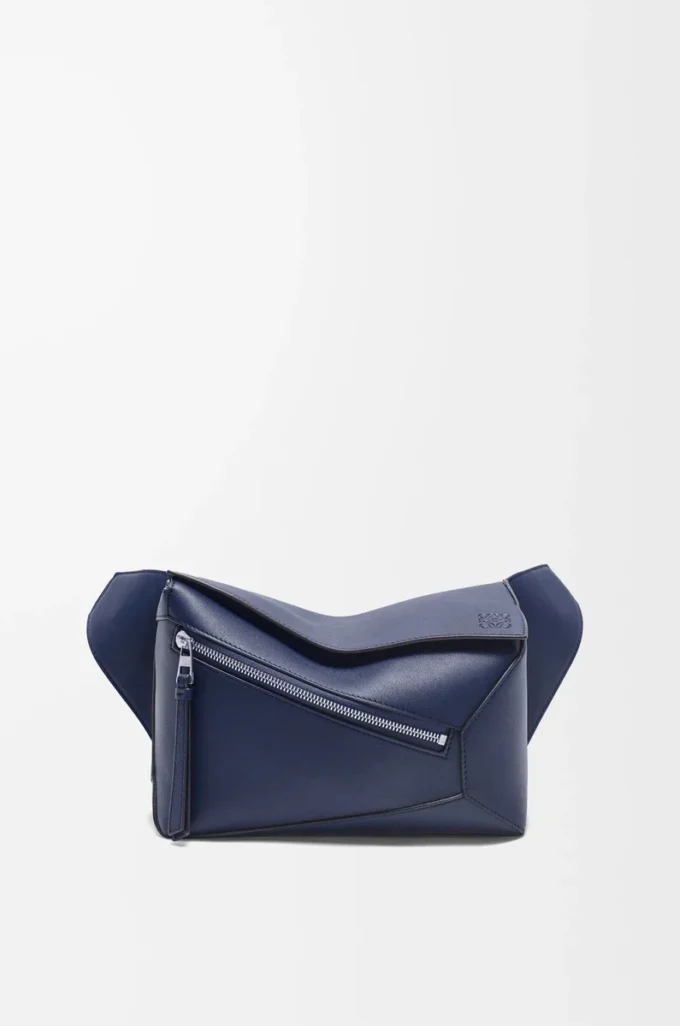Kleine Puzzle Edge Gürteltasche aus klassischem Kalbsleder in Abyss Blue