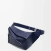 Kleine Puzzle Edge Gürteltasche aus klassischem Kalbsleder in Abyss Blue