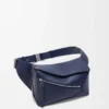 Kleine Puzzle Edge Gürteltasche aus klassischem Kalbsleder in Abyss Blue