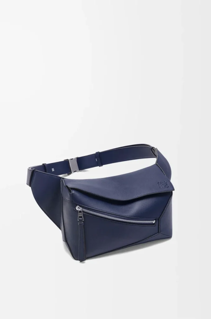 Kleine Puzzle Edge Gürteltasche aus klassischem Kalbsleder in Abyss Blue
