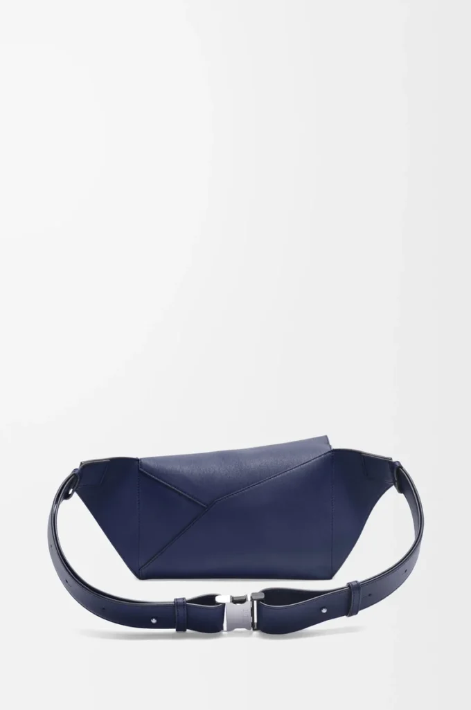 Kleine Puzzle Edge Gürteltasche aus klassischem Kalbsleder in Abyss Blue