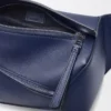 Kleine Puzzle Edge Gürteltasche aus klassischem Kalbsleder in Abyss Blue