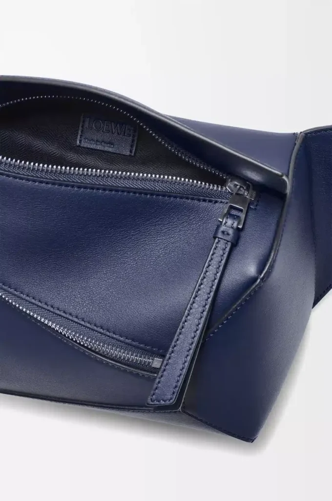 Kleine Puzzle Edge Gürteltasche aus klassischem Kalbsleder in Abyss Blue