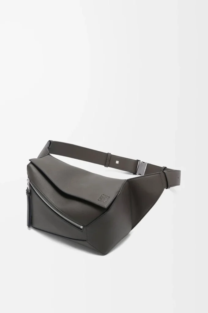 Kleine Puzzle Edge Gürteltasche aus klassischem Kalbsleder in Dunkelgrau