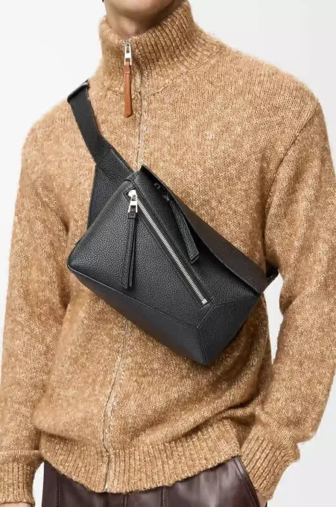 Kleine Puzzle Edge Gürteltasche aus klassischem Kalbsleder in Schwarz