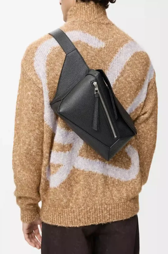 Kleine Puzzle Edge Gürteltasche aus klassischem Kalbsleder in Schwarz