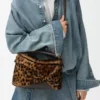 Kleine Puzzle Edge Tasche aus bedrucktem Lammfell in Beige/Braun