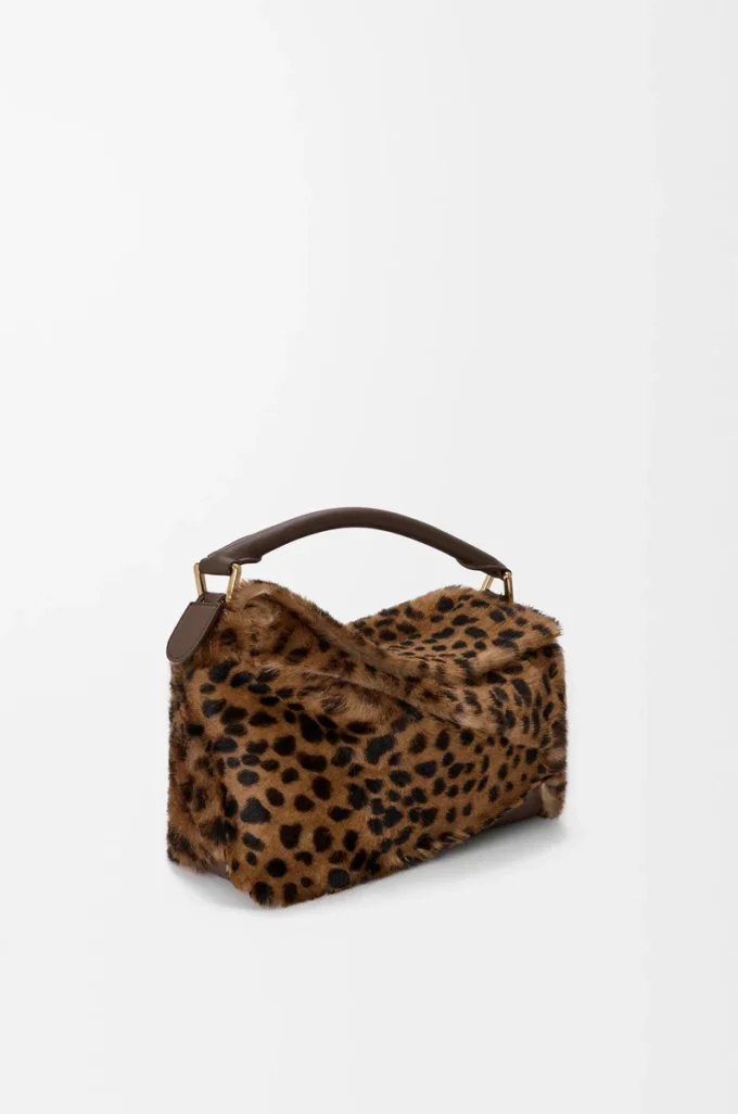 Kleine Puzzle Edge Tasche aus bedrucktem Lammfell in Beige/Braun