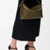 Kleine Puzzle Edge Tasche aus klassischem Kalbsleder in Dark Khaki