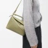 Kleine Puzzle Edge Tasche aus klassischem Kalbsleder in Eucalyptus Green