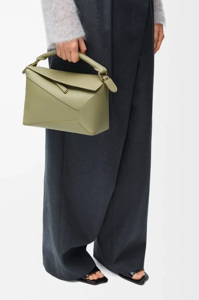 Kleine Puzzle Edge Tasche aus klassischem Kalbsleder in Eucalyptus Green