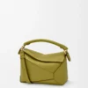 Kleine Puzzle Edge Tasche aus klassischem Kalbsleder in Light Moss