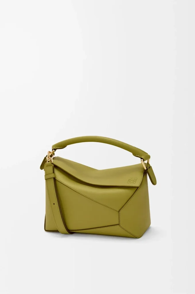 Kleine Puzzle Edge Tasche aus klassischem Kalbsleder in Light Moss