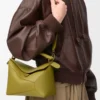 Kleine Puzzle Edge Tasche aus klassischem Kalbsleder in Light Moss