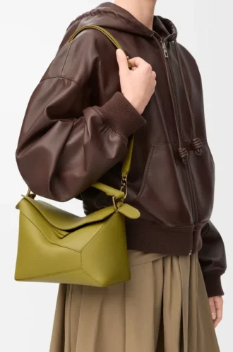 Kleine Puzzle Edge Tasche aus klassischem Kalbsleder in Light Moss
