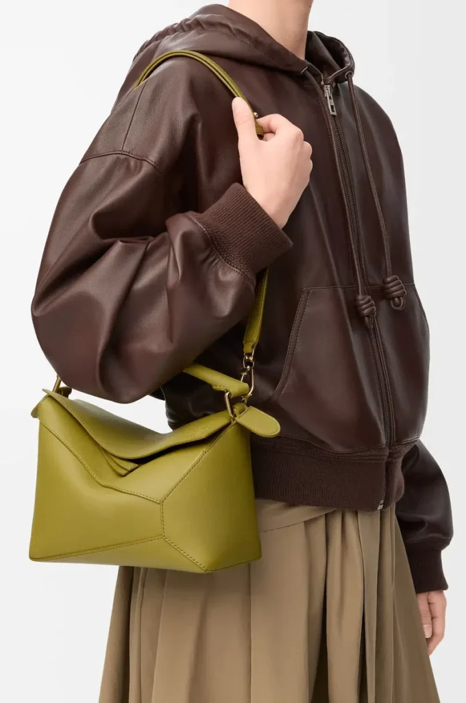 Kleine Puzzle Edge Tasche aus klassischem Kalbsleder in Light Moss