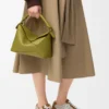 Kleine Puzzle Edge Tasche aus klassischem Kalbsleder in Light Moss