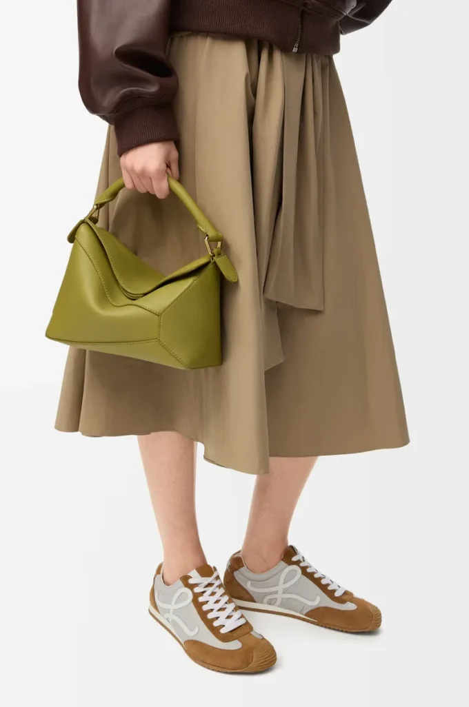 Kleine Puzzle Edge Tasche aus klassischem Kalbsleder in Light Moss