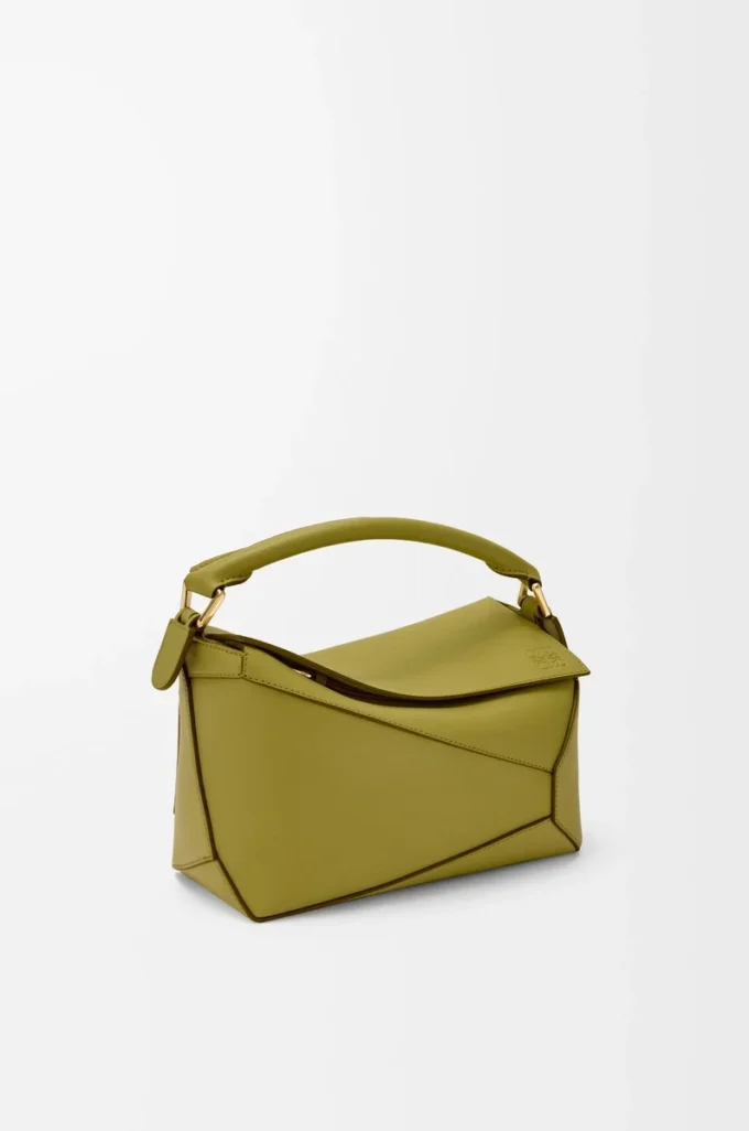 Kleine Puzzle Edge Tasche aus klassischem Kalbsleder in Light Moss