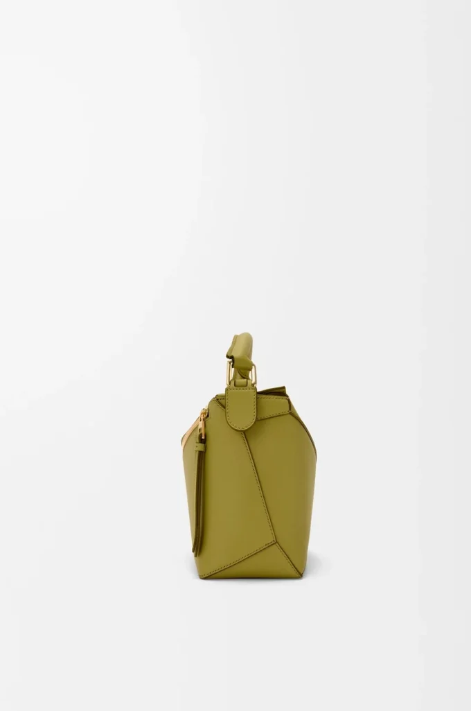 Kleine Puzzle Edge Tasche aus klassischem Kalbsleder in Light Moss