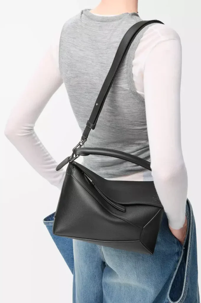 Kleine Puzzle Edge Tasche aus klassischem Kalbsleder in Schwarz