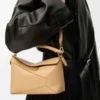 Kleine Puzzle Edge Tasche aus klassischem Kalbsleder in Silk Beige