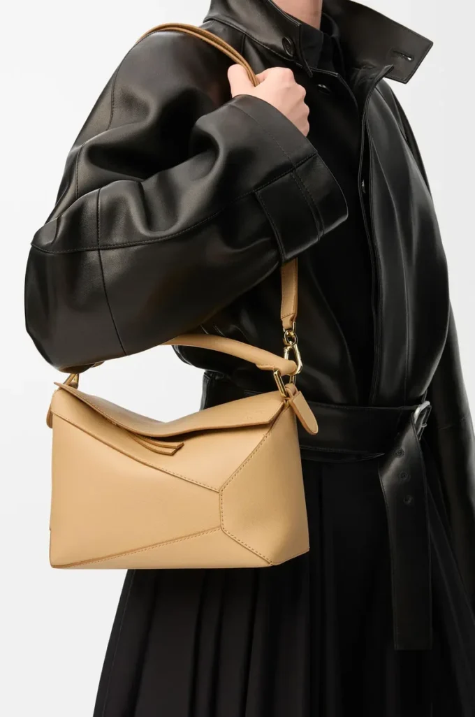 Kleine Puzzle Edge Tasche aus klassischem Kalbsleder in Silk Beige