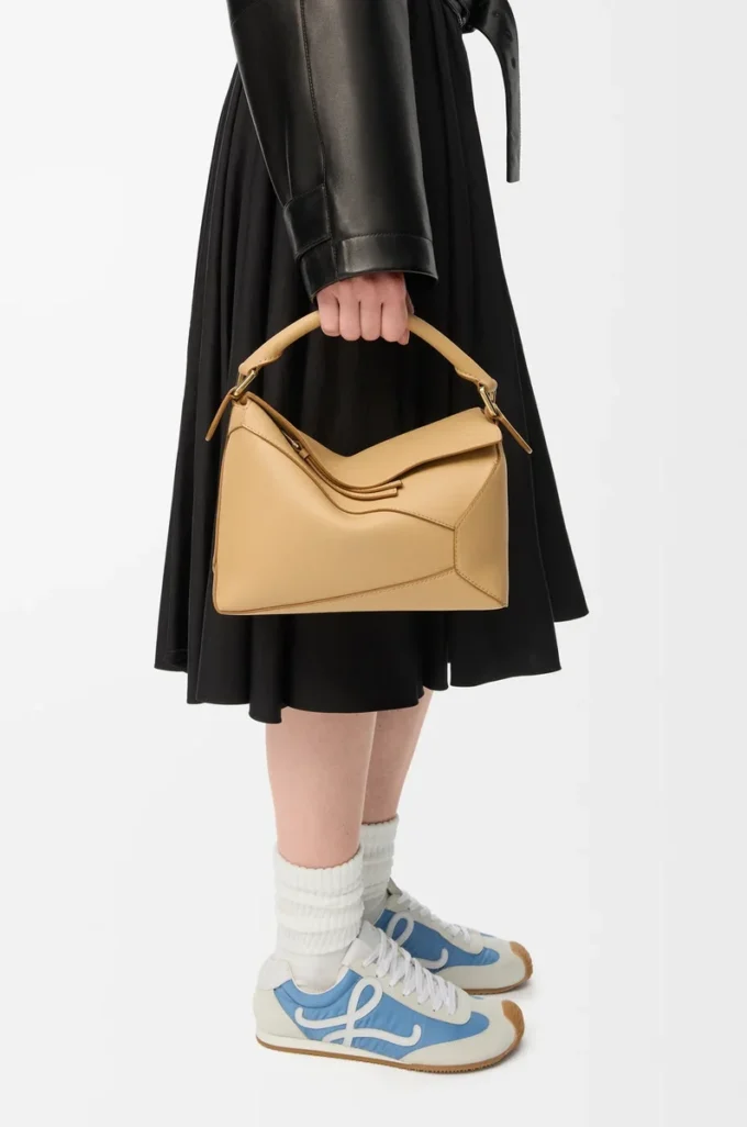 Kleine Puzzle Edge Tasche aus klassischem Kalbsleder in Silk Beige